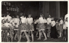Występ uczniów ze Szkoły Podstawowej w Pęgowie z okazji Święta Ludowego w Obornickim Ośrodku Kultury, 30.05.1982 r. (fot. 3) [Dokument ikonograficzny]