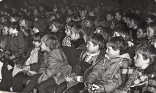 Program „Charaktery” dla najmłodszej publiczności z okazji Dnia Dziecka w sali widowiskowej Obornickiego Ośrodka Kultury, 1.06.1982 r. [Dokument ikonograficzny]