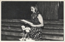 Podczas obchodów Dnia Działacza Kultury w Obornickim Ośrodku Kultury przemawia dyrektor Miejskiej i Gminnej Biblioteki Publicznej Irena Zielińska, 5.06.1982 r. [Dokument ikonograficzny]
