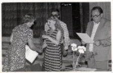 Halina Pietrzak i dyrektor ośrodka kultury Tadeusz Braszka wręczają dyplomy i nagrody z okazji Dnia Działacza Kultury w Obornickim Ośrodku Kultury, 5.06.1982 r. [Dokument ikonograficzny]