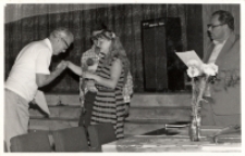 Dyrektor ośrodka kultury Tadeusz Braszka (z prawej) wręcza dyplomy i nagrody z okazji Dnia Działacza Kultury w Obornickim Ośrodku Kultury, 5.06.1982 r. [Dokument ikonograficzny]