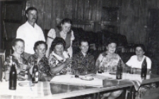 Wspólne zdjęcie osób nagrodzonych z okazji Dnia Działacza Kultury w Obornickim Ośrodku Kultury, 5.06.1982 r. [Dokument ikonograficzny]