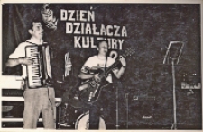 Zespół „Parafianie”, który 5 czerwca 1982 r. obchodził swoje dziesięciolecie, wystąpił z okazji Dnia Działacza Kultury w sali widowiskowej Obornickiego Ośrodka Kultury, 5.06.1982 r. (fot. 1) [Dokument ikonograficzny]