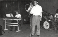 Zespół „Parafianie”, który 5 czerwca 1982 r. obchodził swoje dziesięciolecie, wystąpił z okazji Dnia Działacza Kultury w sali widowiskowej Obornickiego Ośrodka Kultury, 5.06.1982 r. (fot. 2) [Dokument ikonograficzny]