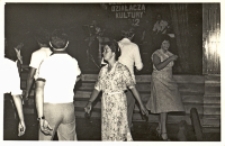 Zabawa taneczna z okazji Dnia Działacza Kultury w sali widowiskowej Obornickiego Ośrodka Kultury : gra zespół „Parafianie”, który 5 czerwca 1982 r. obchodził swoje dziesięciolecie, 5.06.1982 r. [Dokument ikonograficzny]