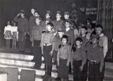 Montaż poetycki przygotowany przez uczni&oacute;w Szkoły Podstawowej w Pęgowie &bdquo;z okazji 40-lecia walk Batalion&oacute;w Chłopskich&rdquo;, zaprezentowany podczas gminnego zjazdu Zjednoczonego Stronnictwa Ludowego w Obornickim Ośrodku Kultury, 24.04.1983 r. [Dokument ikonograficzny]