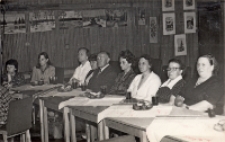 Działacze kultury z terenu gminy Oborniki Śląskie oraz pracownicy Obornickiego Ośrodka Kultury i Biblioteki Miejskiej i Gminnej podczas Dni Kultury, Oświaty, Książki i Prasy, 3-31.05.1983 r. [Dokument ikonograficzny]