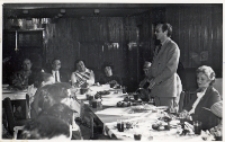 Franciszek Augiewicz, naczelnik miasta i gminy Oborniki Śląskie, dziękuje działaczom kultury i pracownikom instytucji kultury za ich pracę podczas Dni Kultury, Oświaty, Książki i Prasy, 3-31.05.1983 r. [Dokument ikonograficzny]