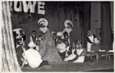 Grupa z Kuraszkowa w scence przedstawiającej żniwa podczas występu w eliminacjach gminnych Turnieju Kolorowe Wsie w sali widowiskowej Obornickiego Ośrodka Kultury, 5.06.1983 r. [Dokument ikonograficzny]