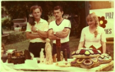 Stragan z rzeźbami ludowymi i wyrobami rękodzielniczymi przed Obornickim Ośrodkiem Kultury podczas gminnych eliminacji Turnieju Kolorowe Wsie, 5.06.1983 r. [Dokument ikonograficzny]