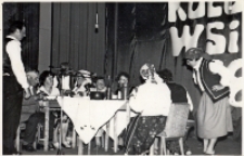 Występ grupy w strojach ludowych na scenie Obornickiego Ośrodka Kultury podczas gminnych eliminacji Turnieju Kolorowe Wsie, 5.06.1983 r. [Dokument ikonograficzny]