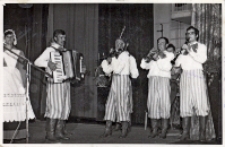 Kapela ludowa na scenie Obornickiego Ośrodka Kultury podczas gminnych eliminacji Turnieju Kolorowe Wsie, 5.06.1983 r. [Dokument ikonograficzny]