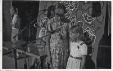 Duet dziewczynek, biorących udział w konkursie pod hasłem: mikrofon dla wszystkich, podczas imprezy &bdquo;Podr&oacute;ż nie z tej ziemi&rdquo; w Obornikach Śląskich, 25.06.1983 r. [Dokument ikonograficzny]