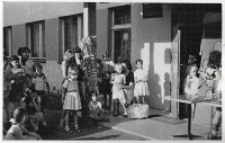 Uczestnicy imprezy dla dzieci „Podróż nie z tej ziemi” w przerwie programu, 25.06.1983 r. [Dokument ikonograficzny]