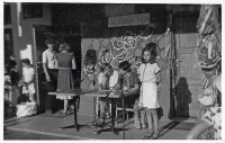 Solistka, biorąca udział w konkursie pod hasłem: mikrofon dla wszystkich, podczas imprezy &bdquo;Podr&oacute;ż nie z tej ziemi&rdquo; w Obornikach Śląskich, 25.06.1983 r. [Dokument ikonograficzny]