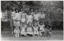 Sekcja plastyczna Obornickiego Ośrodka Kultury na wspólnym zdjęciu w plenerze, czerwiec 1983 r. [Dokument ikonograficzny]