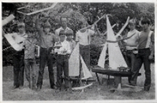 Sekcja modelarska Obornickiego Ośrodka Kultury na wsp&oacute;lnym zdjęciu w plenerze, 25.06.1983 r. [Dokument ikonograficzny]