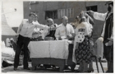 Przygotowania do występu ekipy z gminy Oborniki Śląskie w rejonowych eliminacjach Turnieju „Kolorowe Wsie” w Trzebnicy, 2.07.1983 r. [Dokument ikonograficzny]