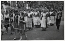 Reprezentacja wsi Kuraszków podczas korowodu ulicami miasta w rejonowych eliminacjach Turnieju „Kolorowe Wsie” w Trzebnicy, 2.07.1983 r. [Dokument ikonograficzny]