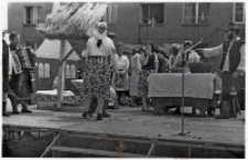 Reprezentacja wsi Bagno w rejonowych eliminacjach Turnieju „Kolorowe Wsie” w Trzebnicy przedstawiła tryptyk na temat obyczajów wielkanocnych, 2.07.1983 r. [Dokument ikonograficzny]