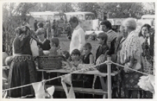 Obornicki stragan na wojewódzkich eliminacjach Turnieju „Kolorowe Wsie” w Oławie, wrzesień 1983 r. [Dokument ikonograficzny]