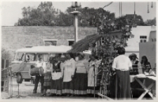 Przygotowania do występu reprezentacji gminy Oborniki Śląskie na estradzie amfiteatru w Oławie podczas wojewódzkich eliminacji Turnieju „Kolorowe Wsie”, wrzesień 1983 r. [Dokument ikonograficzny]