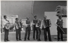 Kapela „Zielony Kogucik” przed występem reprezentacji gminy Oborniki Śląskie na estradzie amfiteatru w Oławie podczas wojewódzkich eliminacji Turnieju „Kolorowe Wsie”, wrzesień 1983 r. [Dokument ikonograficzny]