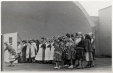 Obrzędy ludowe tematem występu reprezentacji gminy Oborniki Śląskie na estradzie amfiteatru w Oławie podczas wojewódzkich eliminacji Turnieju „Kolorowe Wsie”, wrzesień 1983 r. [Dokument ikonograficzny]