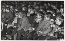 Widownia spektaklu teatralnego dla dzieci „Czarne złoto”, przygotowanego przez Wojewódzki Dom Kultury we Wrocławiu, listopad 1983 r. [Dokument ikonograficzny]