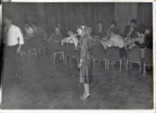 Za stołami siedzą uczestnicy zabawy andrzejkowej, listopad 1983 r. [Dokument ikonograficzny]