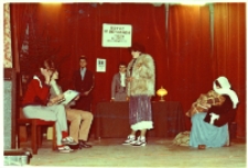 Fragment spektaklu teatralnego „Nie ma miejsca w hotelu”: scena w hotelowej recepcji, 24.01.1984 r. [Dokument ikonograficzny]