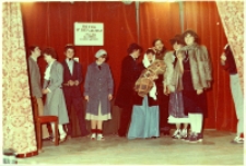 Scena zbiorowa ze spektaklu teatralnego „Nie ma miejsca w hotelu”, opartego na jasełkach a przygotowanego przez młodzież ze wsi Wielka Lipa i pokazanego na „Herodiadzie” w Cieszkowie (gmina Milicz), 24.01.1984 r. [Dokument ikonograficzny]