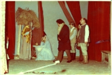 Widowisko przygotowane przez mieszkańców wsi Bagno na „Herodiadę” w Cieszkowie (gmina Milicz), 24.01.1984 r. (fot. 1) [Dokument ikonograficzny]