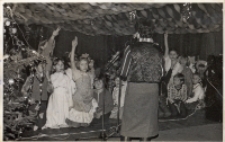 Gry i zabawy dla dzieci przeprowadzane ze sceny Obornickiego Ośrodka Kultury podczas balu karnawałowego, 28.01.1984 r. [Dokument ikonograficzny]