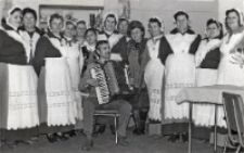 Zesp&oacute;ł &bdquo;Malwy&rdquo; z Kuraszkowa w strojach ludowych w Klubie Rolnika, luty 1984 r. [Dokument ikonograficzny]