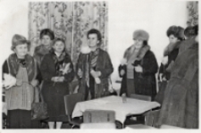 Delegacja władz wojewódzkich i uczestników sesji na temat młodzieży, która odbyła się w Obornikach Śląskich, z wizytą w Klubie Rolnika w Kuraszkowie, luty 1984 r. [Dokument ikonograficzny]