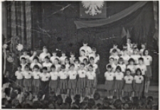 Koncert chóru Zbiorczej Szkoły Gminnej w Obornikach Śląskich z okazji Święta Pracy w sali widowiskowej Obornickiego Ośrodka Kultury, 1.05.1984 r. [Dokument ikonograficzny]