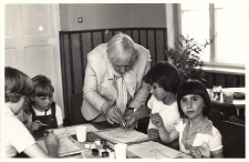 Irena Tumkiewicz, wrocławska plastyczka, uczy technik malarskich dzieci z klubu „Miniaturka”, przygotowując ilustracje do bajki o smoku wawelskim w Obornickim Ośrodku Kultury, maj 1984 r. [Dokument ikonograficzny]