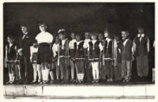 Występ dzieci z klas zerowych i zuchów ze Zbiorczej Szkoły Gminnej w Obornikach Śląskich oraz dzieci z Klubu „Miniaturka” dla mam z okazji ich święta; 26.05.1984 r. [Dokument ikonograficzny]