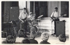 Zespół braci Orlików, reprezentujących wieś Ciecholowice gra w sali widowiskowej Obornickiego Ośrodka Kultury podczas imprezy Kolorowe Wsie, 10.06.1984 r. [Dokument ikonograficzny]