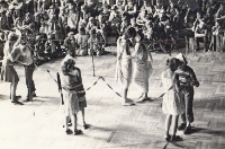 Wakacyjnym grom i zabawom dzieci w sali widowiskowej przygląda się liczna dziecięca publiczność, lipiec – sierpień 1984 r. [Dokument ikonograficzny]