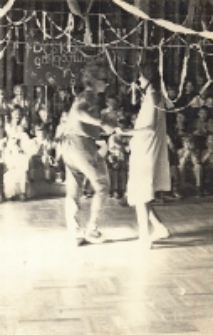 Wakacyjna dyskoteka dla młodzieży w sali widowiskowej, lipiec – sierpień 1984 r. [Dokument ikonograficzny]