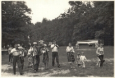 Występ kapeli ludowej na leśnej polanie podczas imprezy plenerowej „Pod borem, pod lasem”, lipiec 1984 r. [Dokument ikonograficzny]