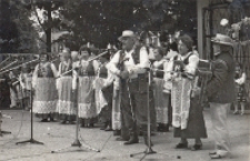 Zespół ludowy z Pęgowa w programie „Wieś obornicka śpiewem malowana” podczas występu w eliminacjach rejonowych Turnieju Kolorowe Wsie w Wołowie, 24.06.1984 r. [Dokument ikonograficzny]