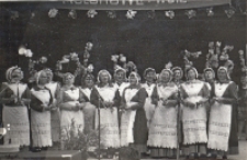 Zespół śpiewaczy „Malwy” z Kuraszkowa w programie „Wieś obornicka śpiewem malowana” podczas występu w eliminacjach rejonowych Turnieju Kolorowe Wsie w Wołowie, 24.06.1984 r. [Dokument ikonograficzny]