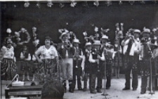 Kapela „Zielony Kogucik” z Siemianic w programie „Wieś obornicka śpiewem malowana” podczas występu w eliminacjach rejonowych Turnieju Kolorowe Wsie w Wołowie, 24.06.1984 r. [Dokument ikonograficzny]