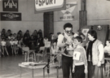 Państwo Ciesielscy na Turnieju Rodzin w obornickim OSiR, 1984 r. [Dokument ikonograficzny]
