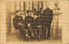 Kolejarze na stacji Chorzów – Wielkie Hajduki ; drugi od lewej Bolesław Nieborak, 1939 r. [Dokument ikonograficzny]