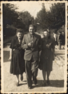 Spacer ul. Jagiełły w Obornikach Śląskich, 1946 r. [Dokument ikonograficzny]