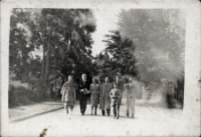 Spacer ul. Bieruta (obecnie kard S. Wyszyńskiego) przy skrzyżowaniu z ul. Parkową : czwarty od lewej: Walerian Królikowski, 1951 r. [Dokument ikonograficzny]